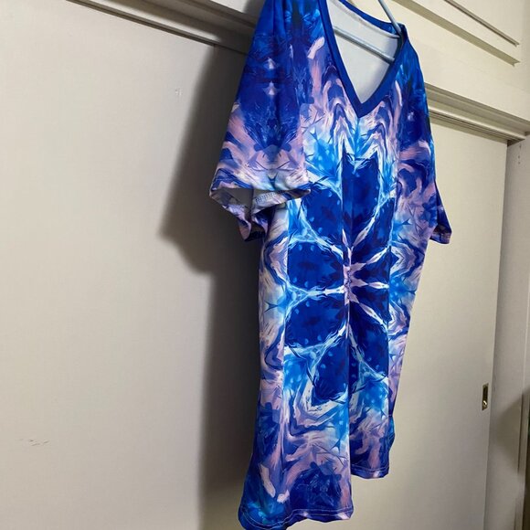 Beautiful short sleeve tunic, blue, purple & super large flower, size 1X - Picture 3 of 9